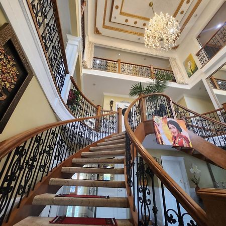 Empress Madani Palace Hotel Surrey Bagian luar foto