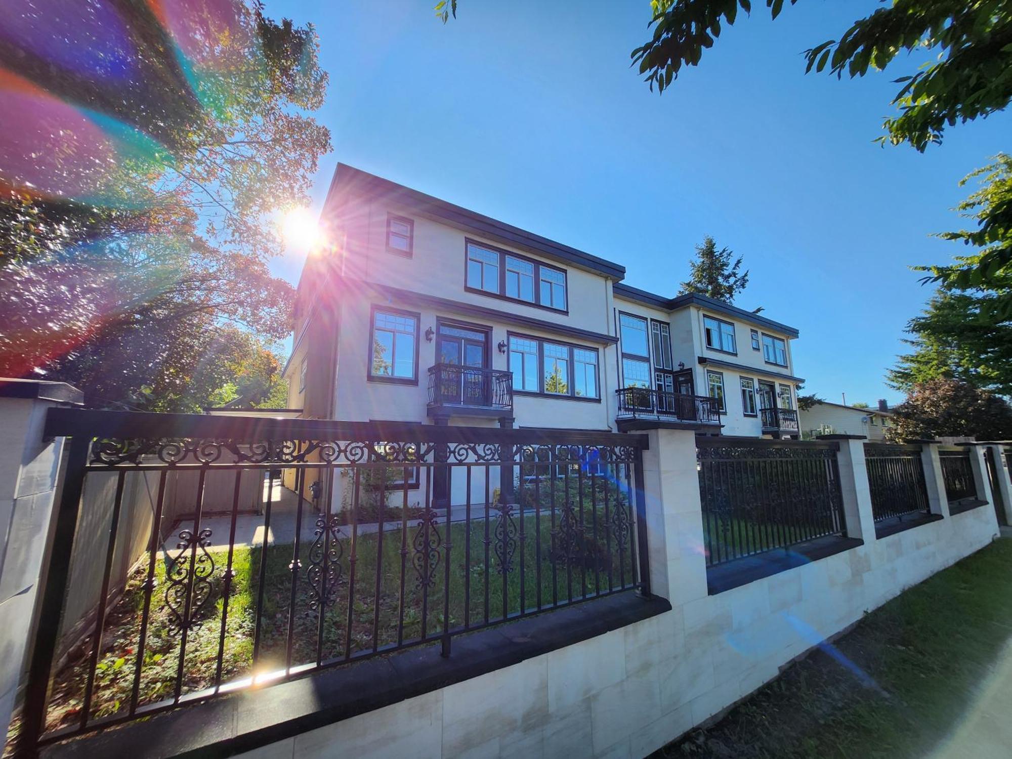 Empress Madani Palace Hotel Surrey Bagian luar foto