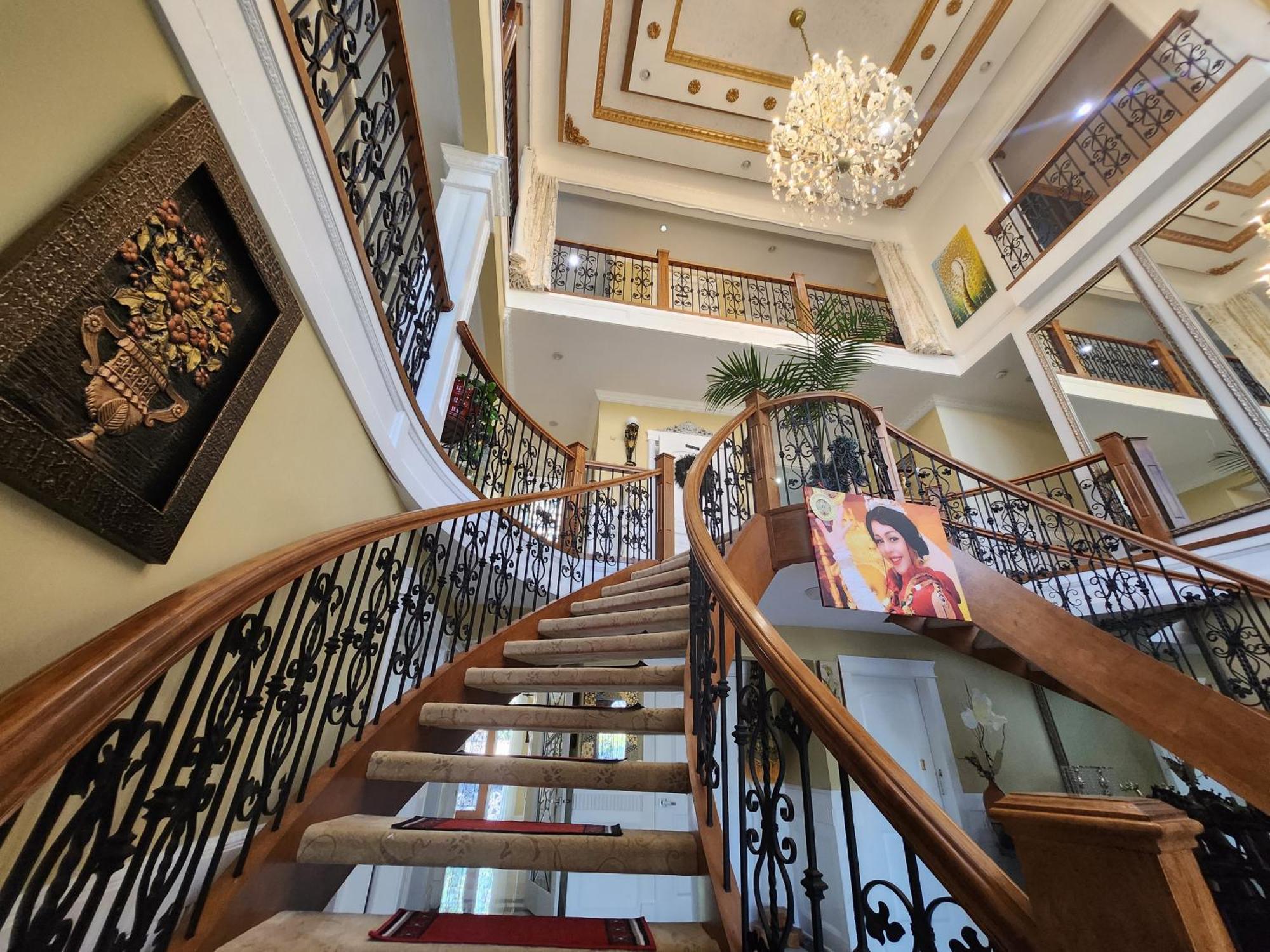 Empress Madani Palace Hotel Surrey Bagian luar foto