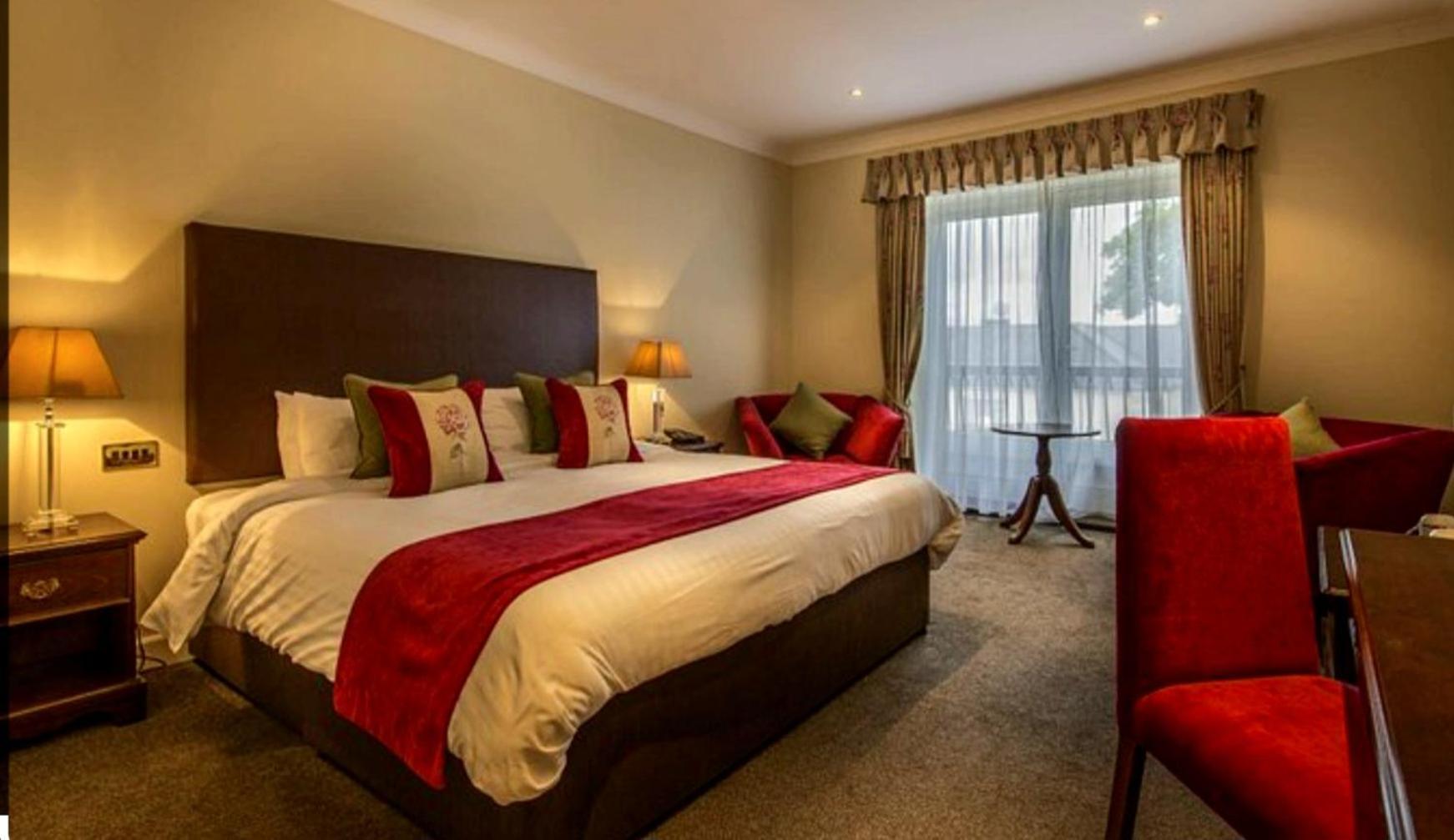 Empress Madani Palace Hotel Surrey Bagian luar foto