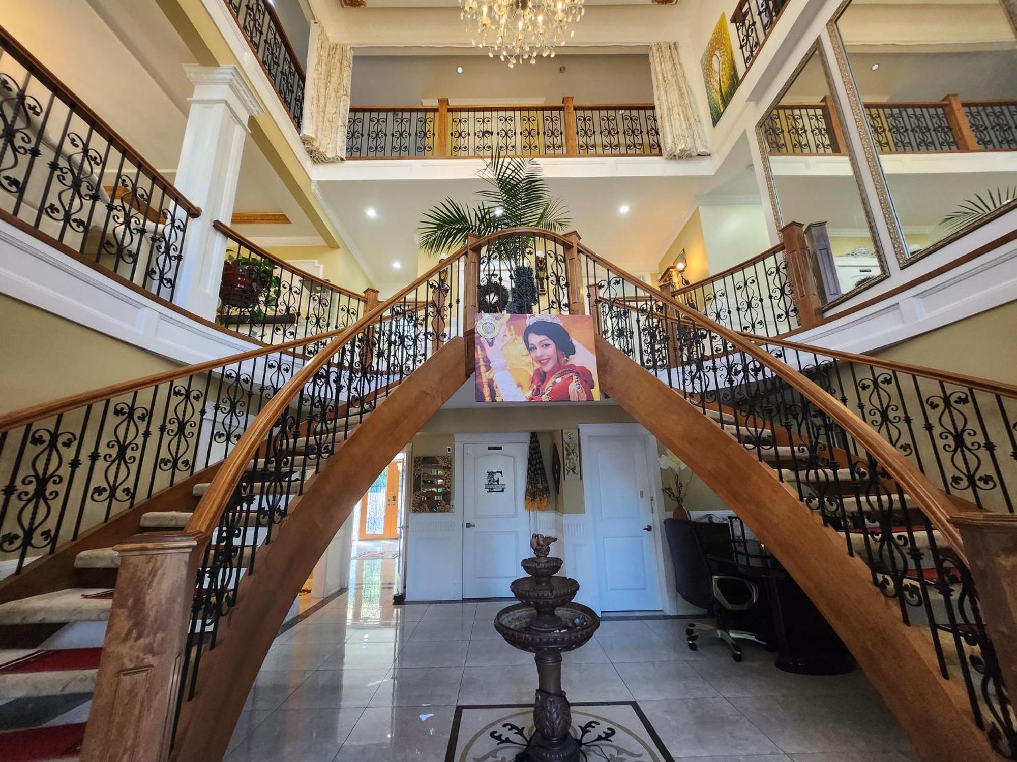 Empress Madani Palace Hotel Surrey Bagian luar foto