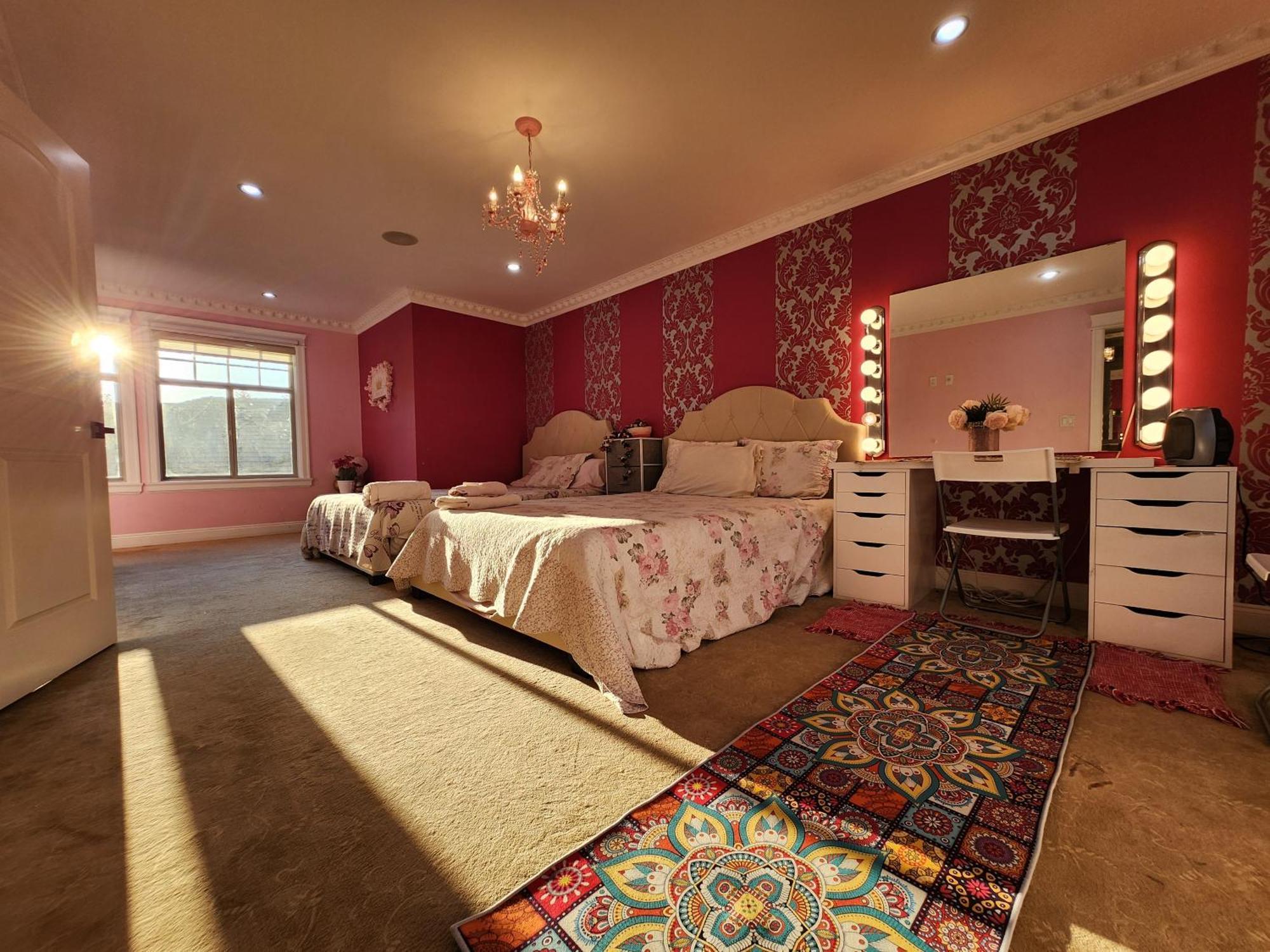 Empress Madani Palace Hotel Surrey Bagian luar foto